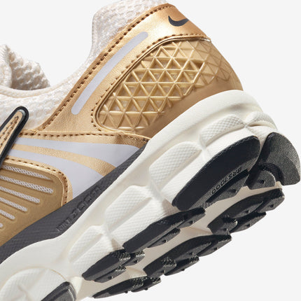 (Women's) Nike Zoom Vomero 5 GLD 'Photon Dust / Metallic Gold' (2024) HF7723-001 - SOLE SERIOUSS (7)